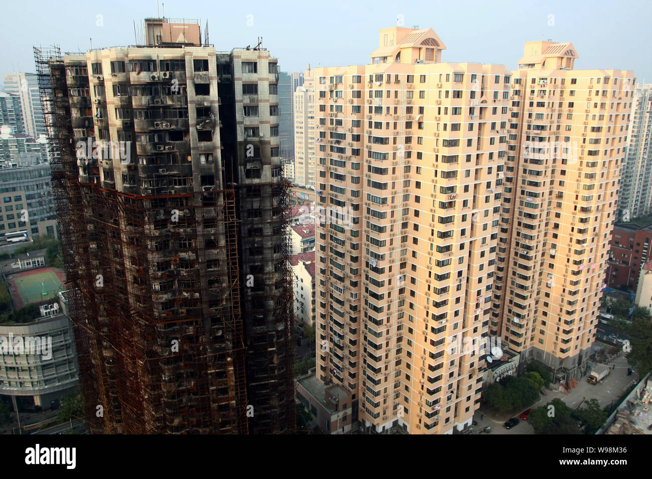 Die Residential Apartment Gebäude brannte in das tödliche Feuer am 15. November 2010, wird abgebildet auf Jiaozhou Road in JingAn District, Shanghai, China Stockfoto