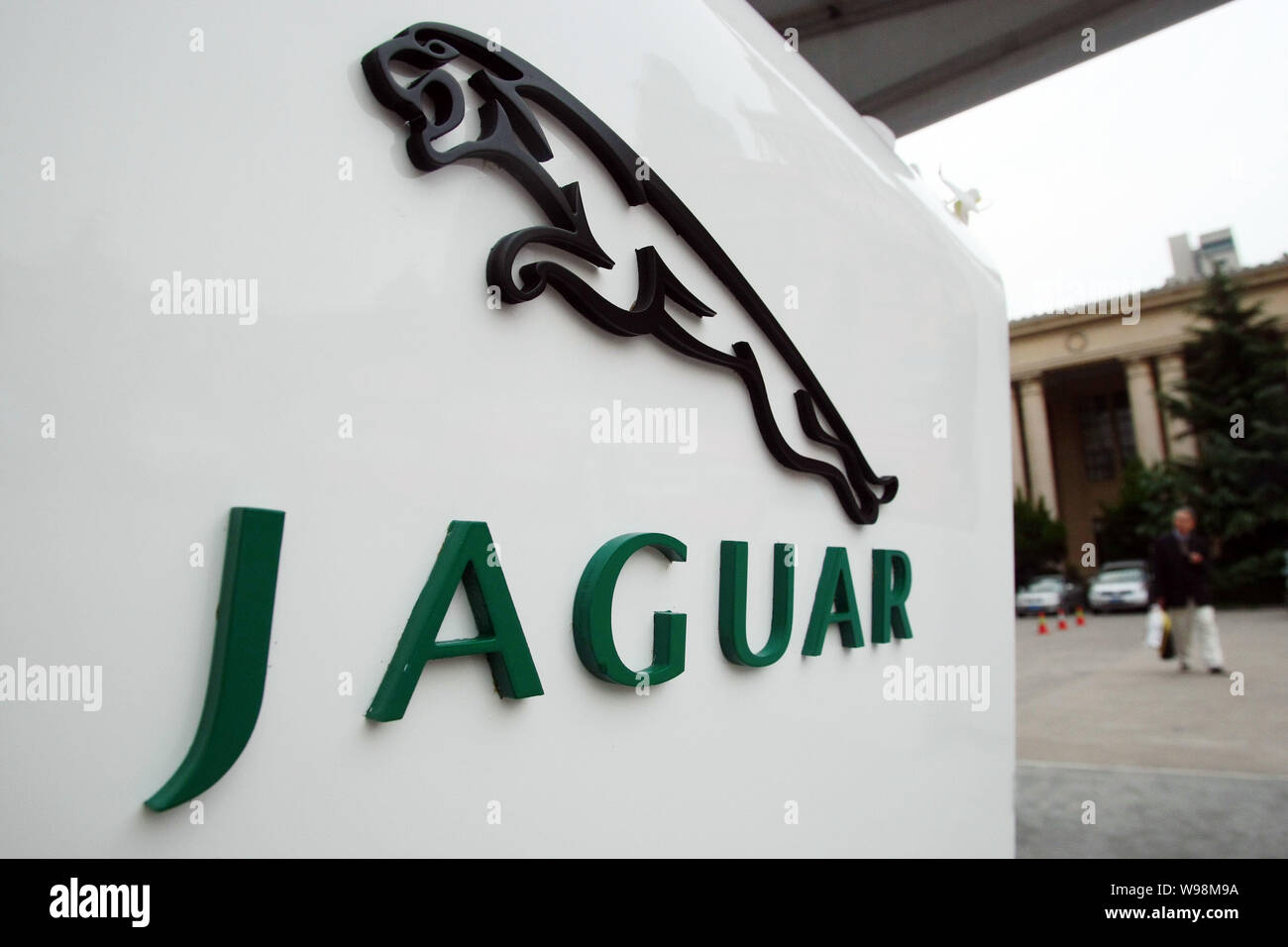 ---- Blick auf das Logo der Jaguar in Shanghai, China, 28. Oktober 2011. Jaguar Land Rover (JLR) Plc hat im Prinzip mit China Chery Automotive vereinbart Stockfoto