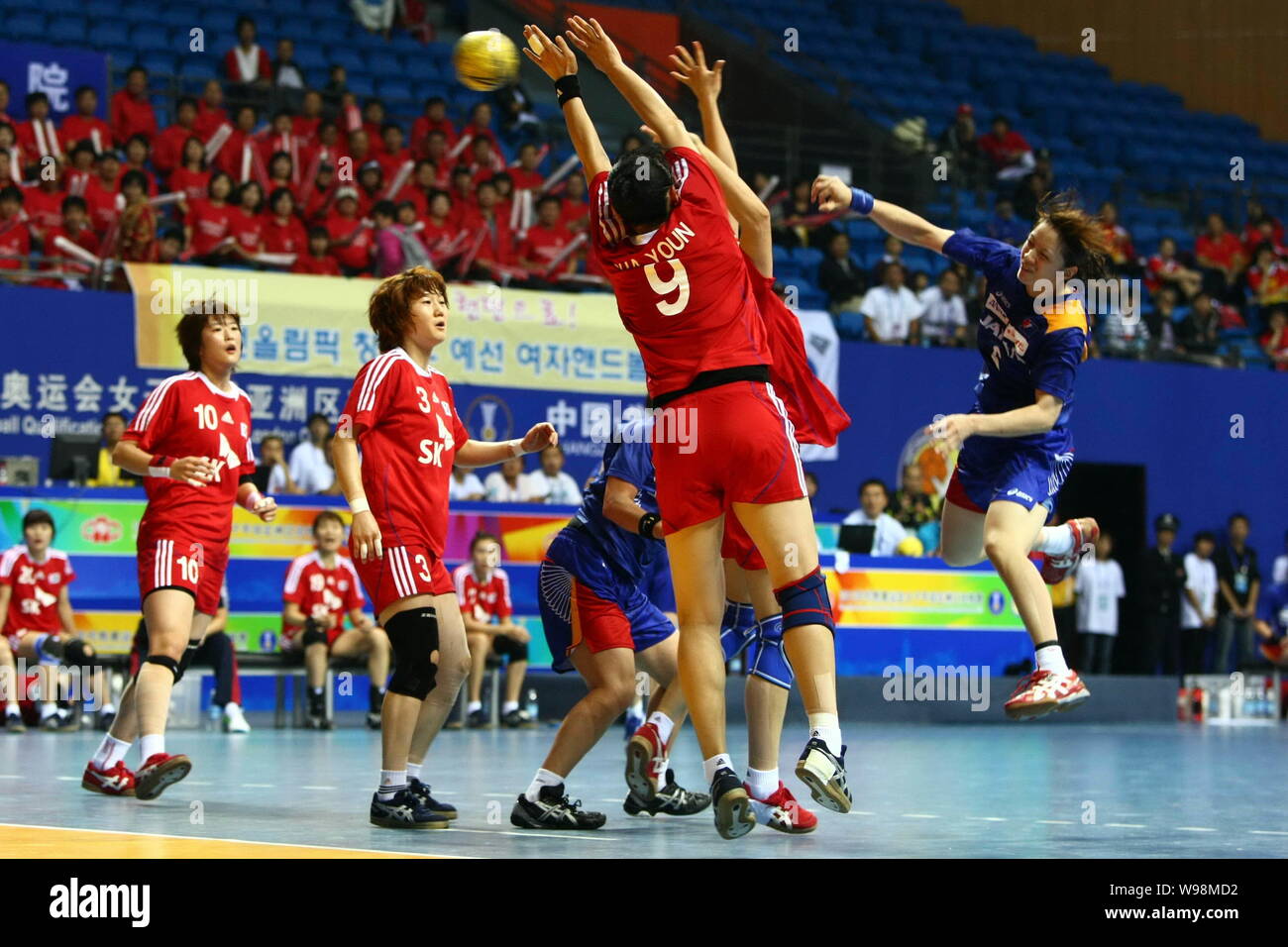 Spieler von Japan (Blau) und Spieler von Südkorea konkurrieren in einem Spiel während der Frauen Handball asiatische Qualifikation für die Olympischen Spiele 2012 in Changzh Stockfoto