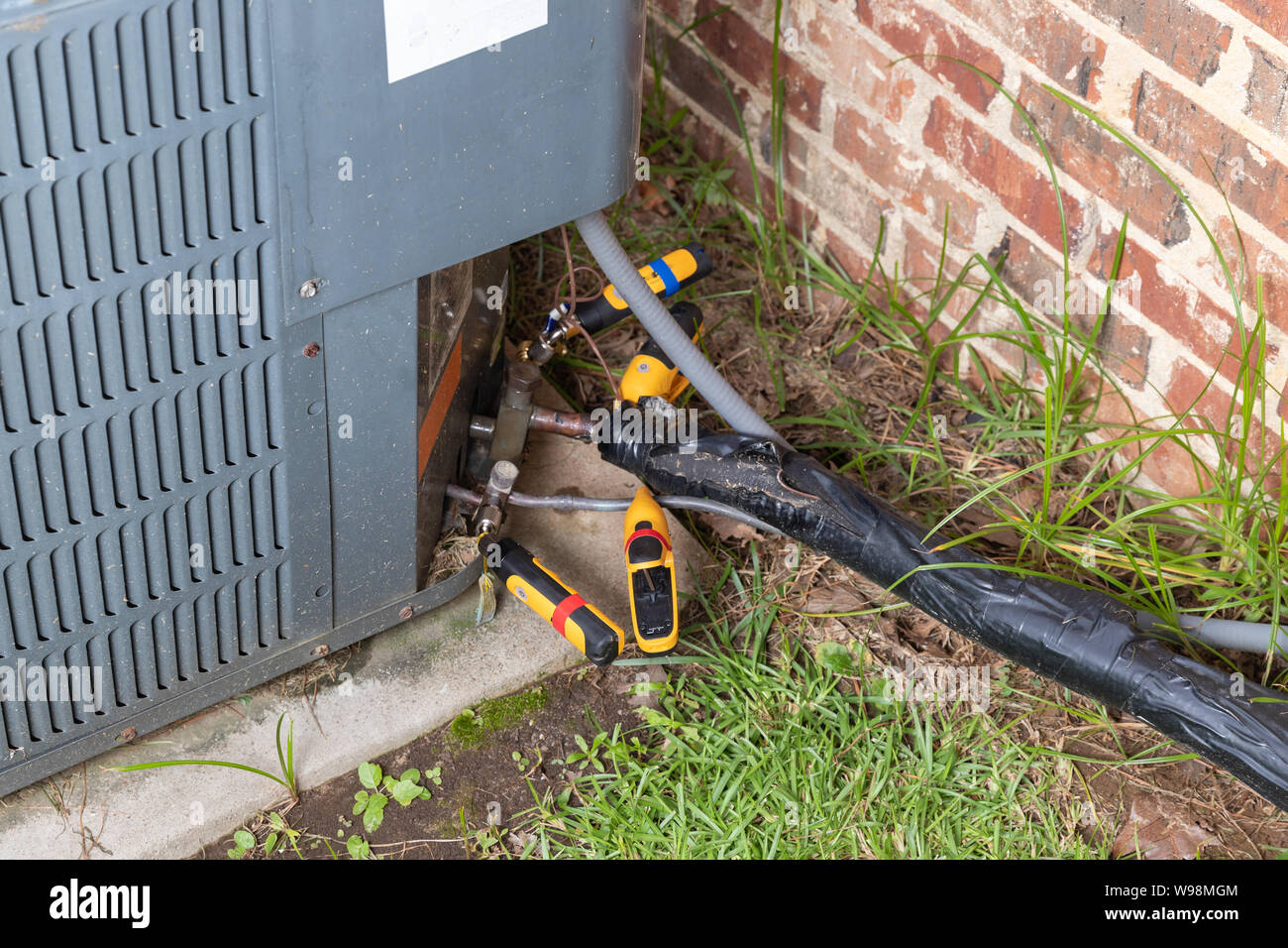 Air Conidtioner Wartung mit Temperaturfühler durchgeführt wird, und Manometer Stockfoto