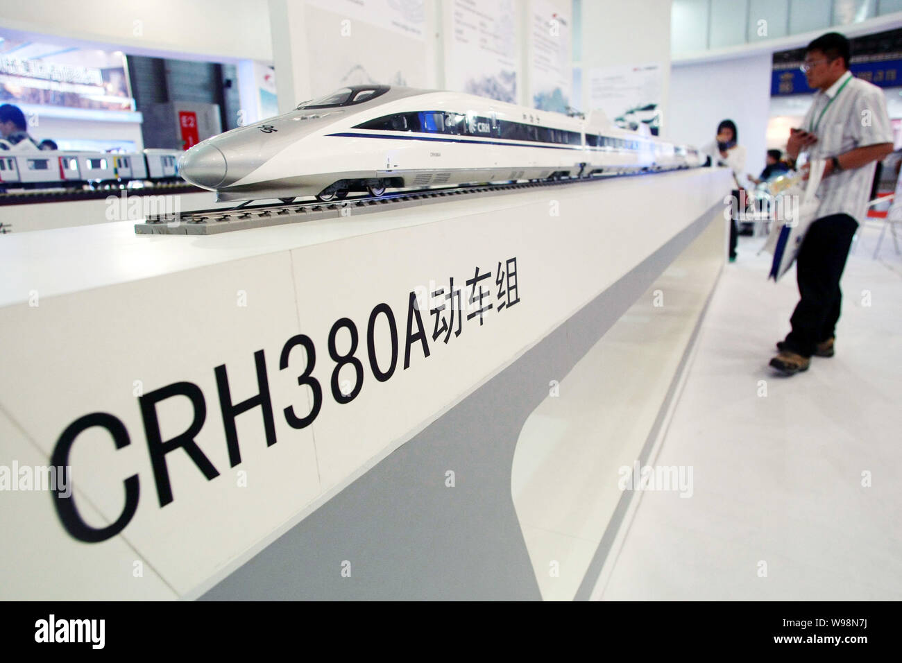Ein Besucher schaut auf ein Modell der CRH380 A Bullet Zug während der 7Th China International Rail Transit Ausstellung, auch als CRTS China 2011 bekannt, in S Stockfoto