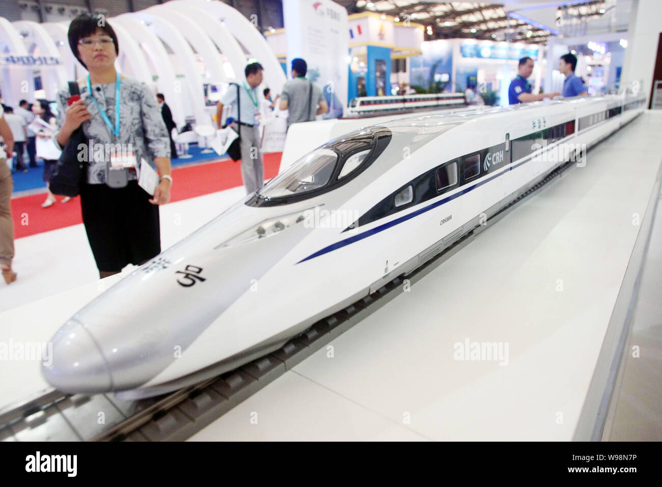 Ein Besucher schaut auf ein Modell der CRH380 A Bullet Zug während der 7Th China International Rail Transit Ausstellung, auch als CRTS China 2011 bekannt, in S Stockfoto