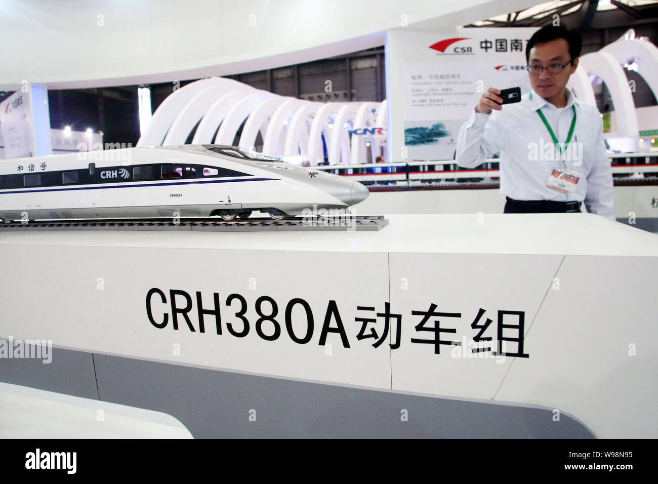 Ein Besucher nimmt Fotos eines Modells der CRH380 A Bullet Zug während der 7Th China International Rail Transit Ausstellung, auch als CRTS China 201 bekannt Stockfoto
