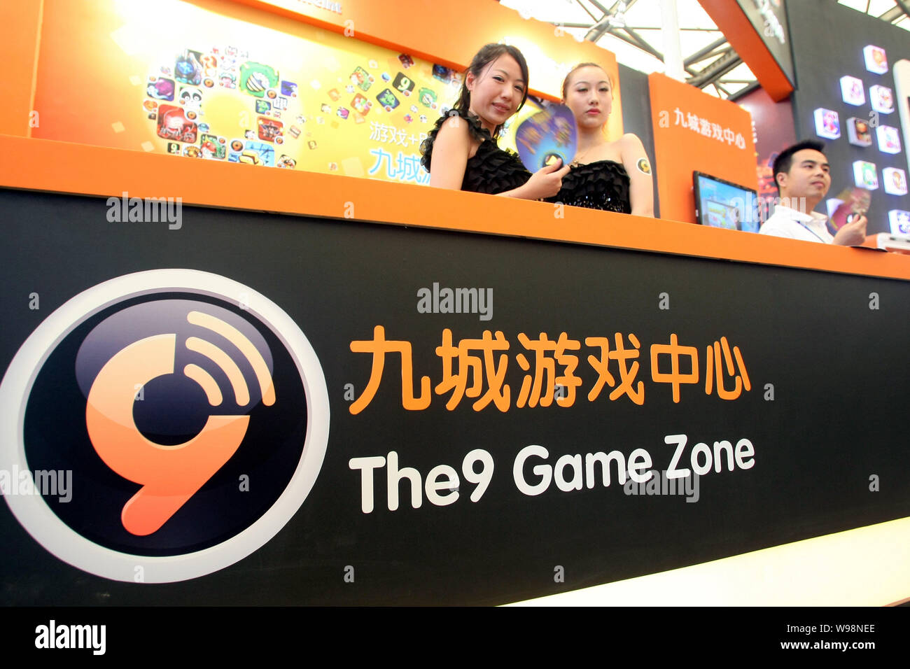 Showgirls Pose auf dem Stand der 9 während des 9. China Digital Entertainment Expo, auch als ChinaJoy 2011 in Shanghai, China, 28. Juli 2011 bekannt. Stockfoto