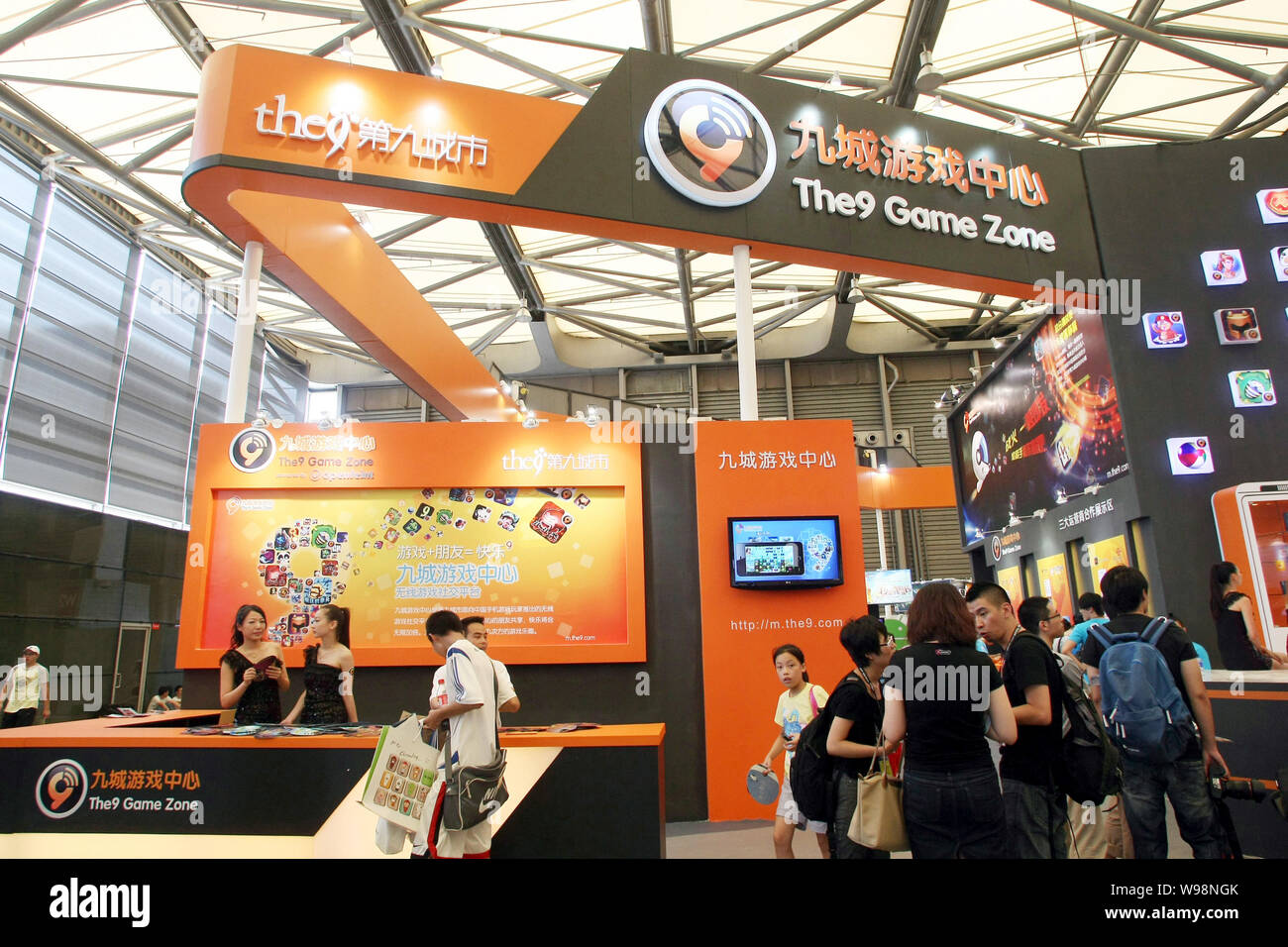 Menschen besuchen den Stand des 9 während des 9. China Digital Entertainment Expo, auch als ChinaJoy 2011 in Shanghai, China, 28. Juli 2011 bekannt. Nasda Stockfoto