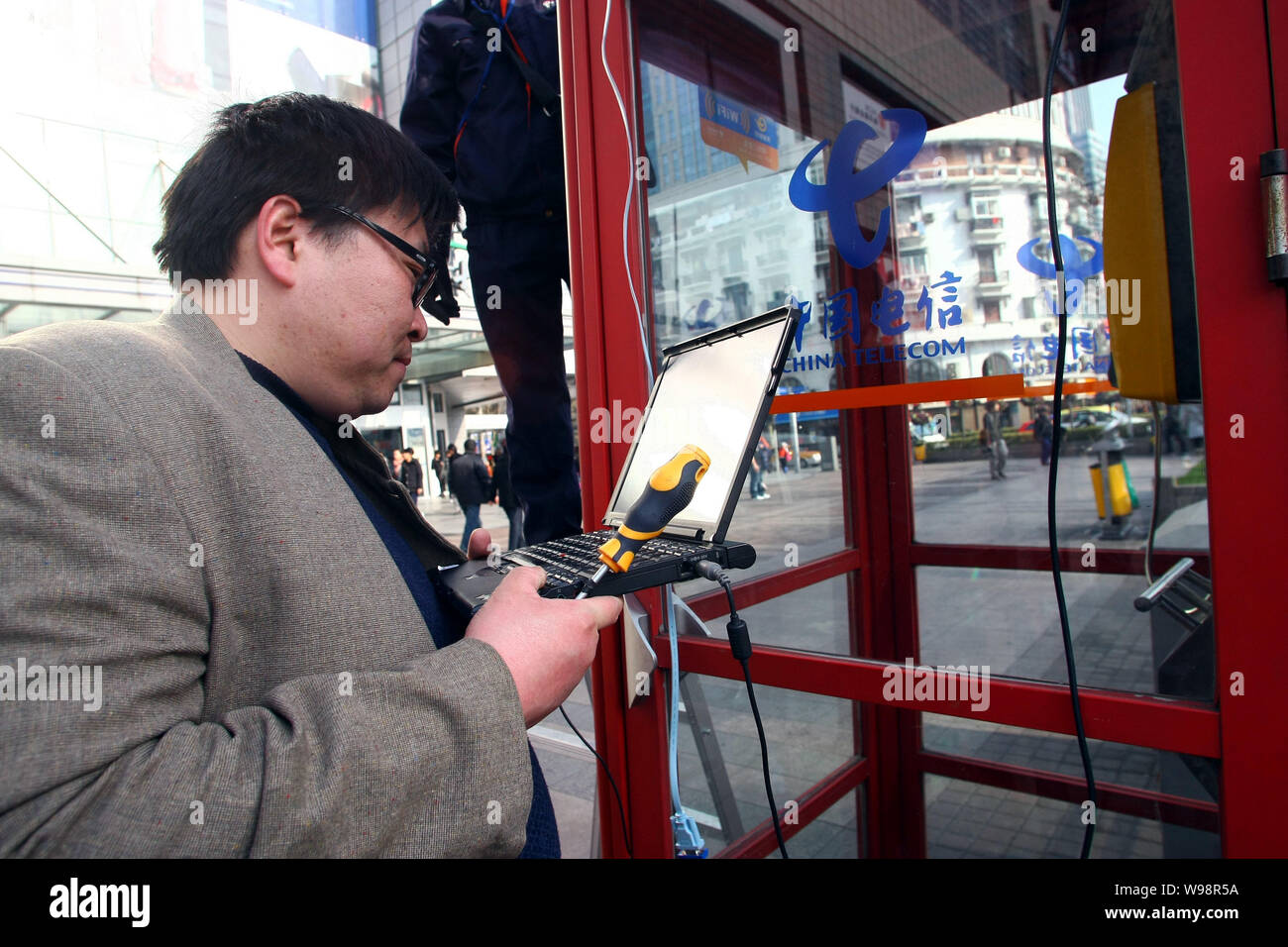 Eine Chinesische Techniker Tests der Wifi service an einer Telefonzelle von China Telecom in der Innenstadt von Shanghai, China, 24. Februar 2011. Insgesamt 500 publ Stockfoto