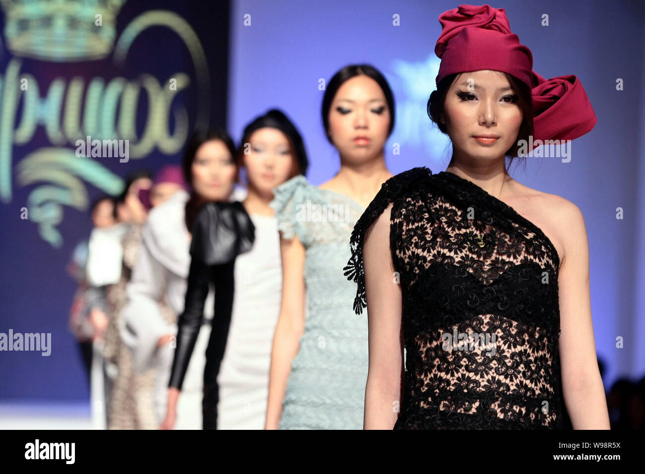 Durch Fariza nur-shah Kaiseneva fashion show in Shanghai Herbst 2011/Winter Fashion Week in Shanghai, China, 18. März 2011. Stockfoto