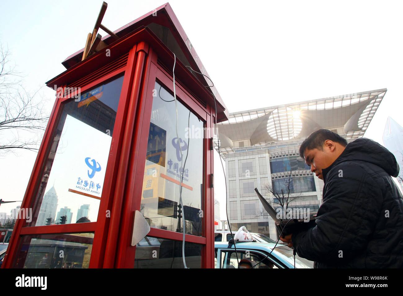 Eine Chinesische Techniker Tests der Wifi service an einer Telefonzelle von China Telecom in der Nähe der städtischen Planung Shanghai Exhibition Center in der Innenstadt von Shan Stockfoto