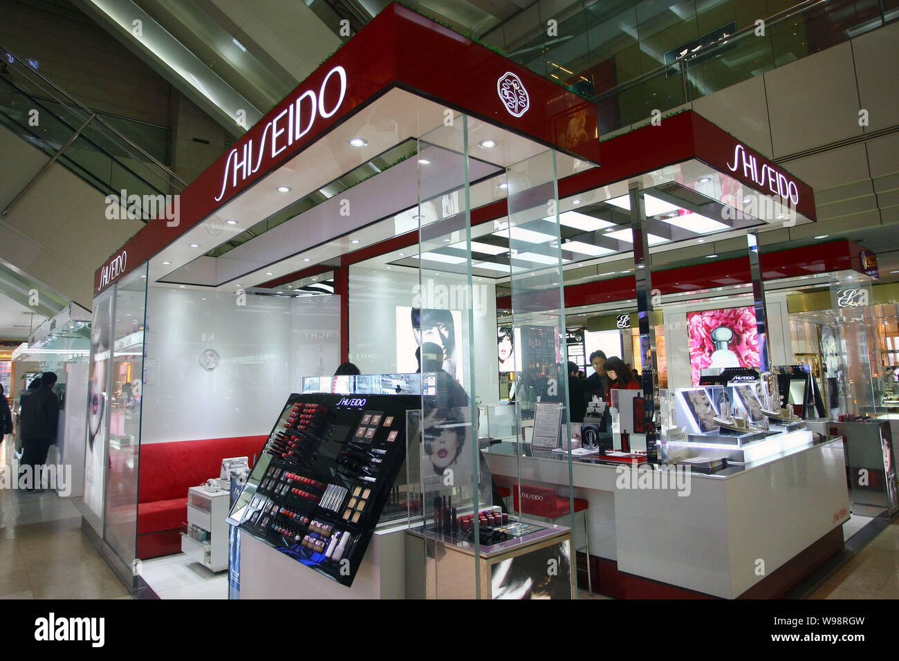 ---- Blick auf den Stand von Shiseido bei einer Shopping Mall in Shanghai, China, 25. Januar 2011. Shiseido, die feiert sein 30 Jahr in der Stockfoto