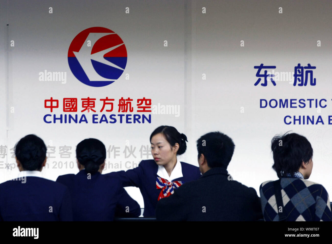 ------ Chinesische Passagiere über ihre Flüge erkundigen Sie sich an der Theke der China Eastern Airlines an der Shanghai Pudong International Airport in Shangh Stockfoto