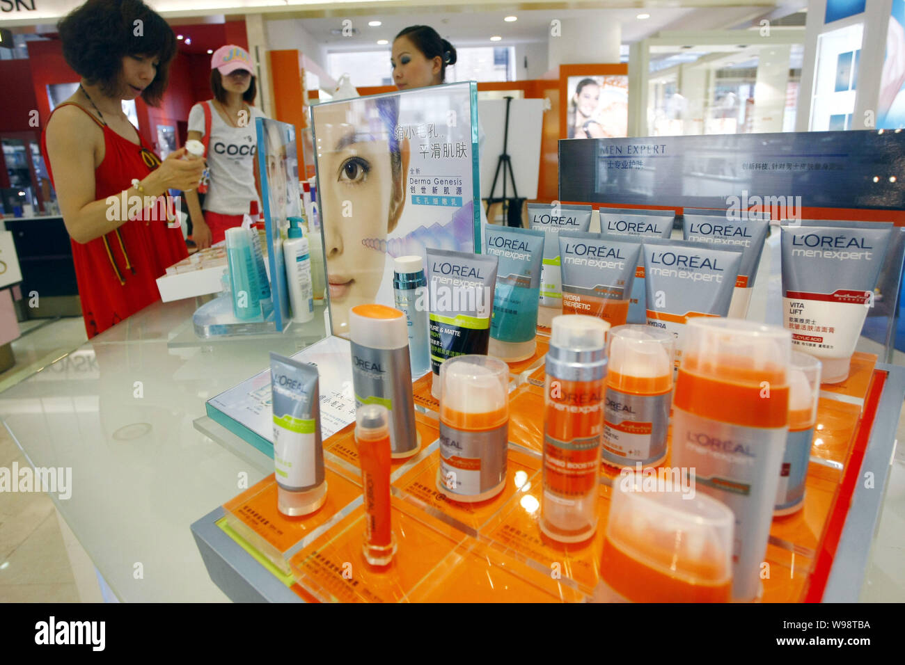 ------ Chinesische Kunden kaufen LOreal Kosmetik und Hautpflege Produkte in einer Shopping Mall in Shanghai, China, 15. Juli 2010. China ist einfuhrumsatzsteuer zu schneiden Stockfoto