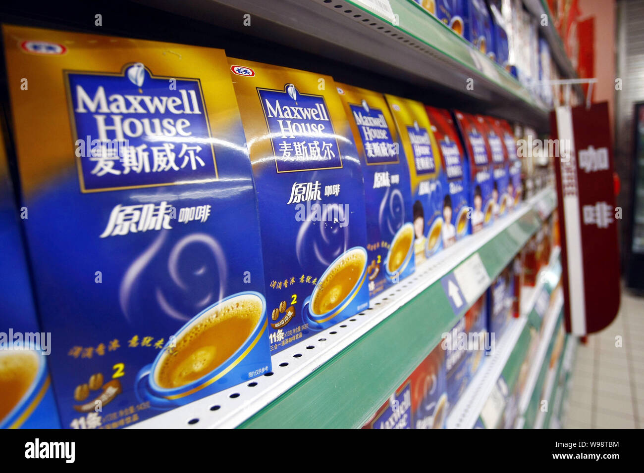 ------ Boxen von Maxwell House Kaffee sind für den Verkauf in einem Supermarkt in Shanghai, China, 10. August 2010. In einem Land, in dem Kaffee ist immer noch das Trinken von Ch Stockfoto