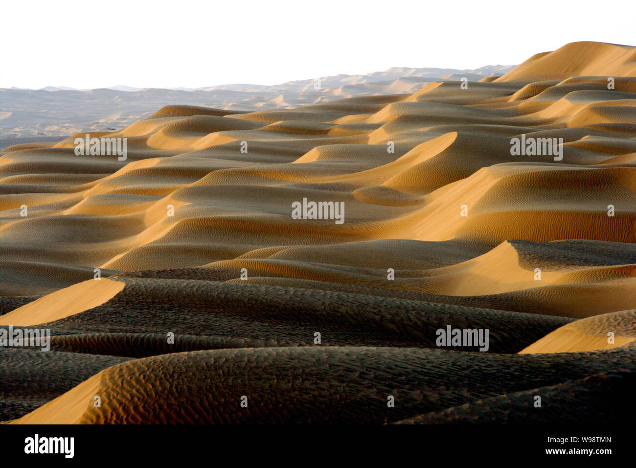 ------ Landschaft aus Dünen der Takla Makan (oder Taklamakan Wüste Taklimakan), Autonome Region Xinjiang Uygur, 25. Oktober 2007. China ist Erwartungen Stockfoto
