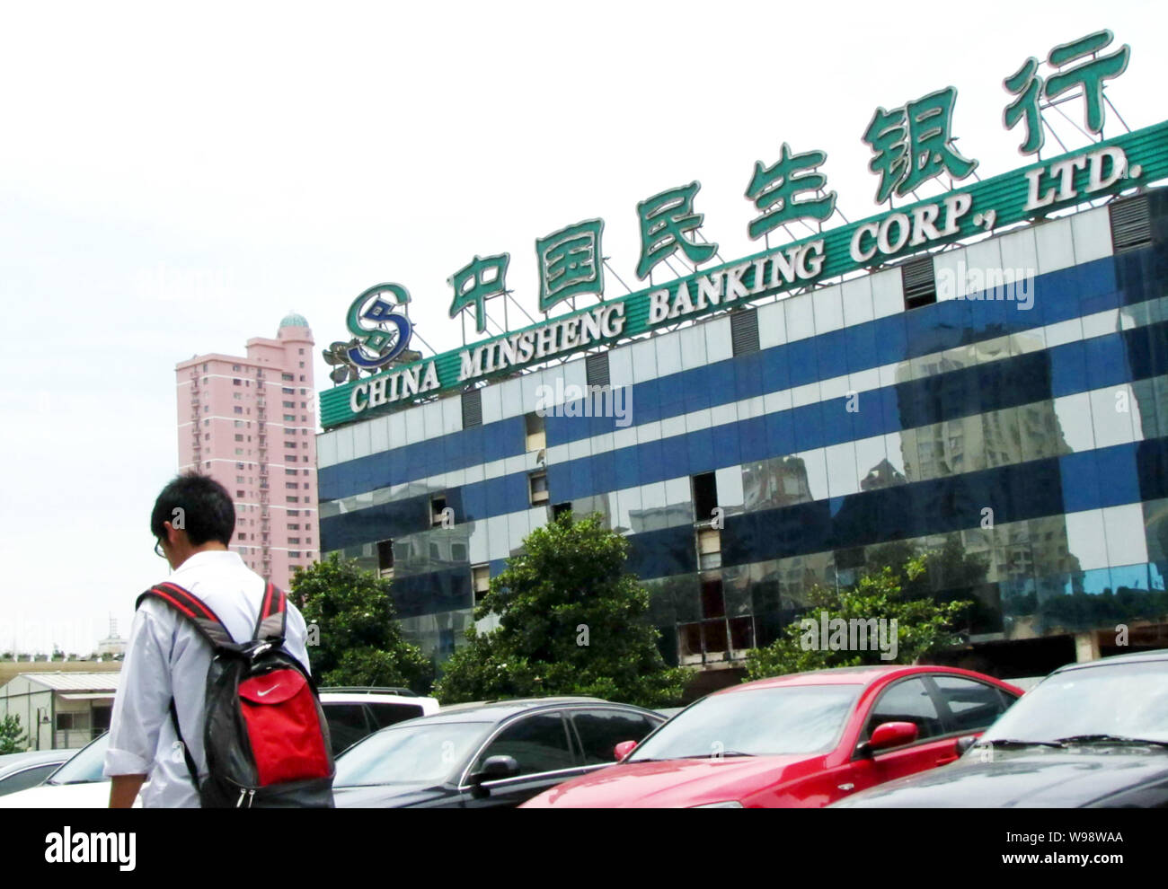 ------ Student an einem Zweig von China Minsheng Banking Corporation Limited in Shanghai, China, 29. Juni 2011. China Minsheng Banking Corp. h Stockfoto