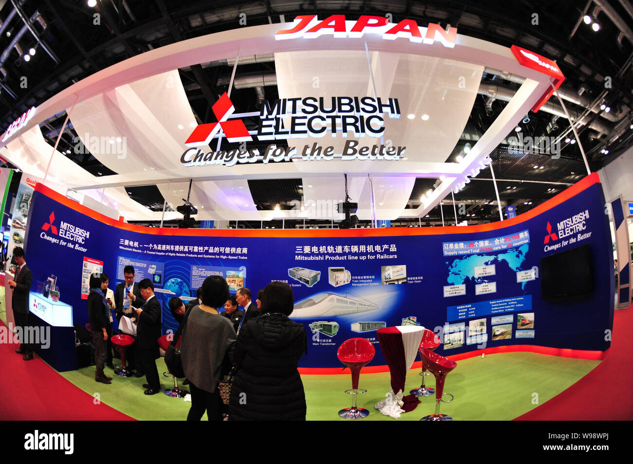 ---- Besucher Blick auf einem Stand von Mitsubishi Electric von Japan während einer Ausstellung in Peking, China, 6. Dezember 2010. Mitsubishi Electric Corpor Stockfoto