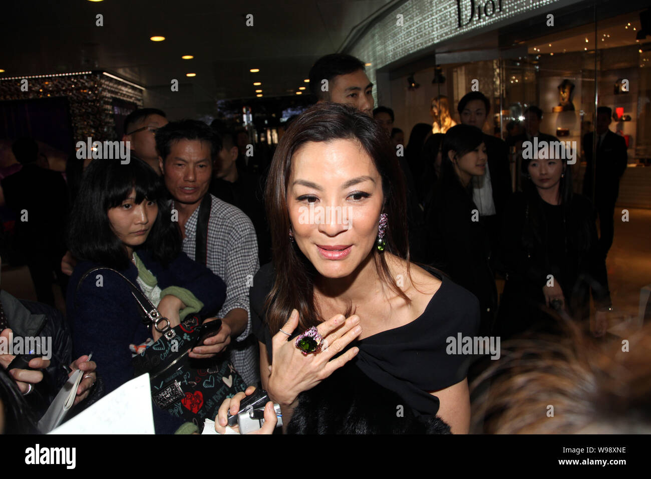 Malaysische Schauspielerin Michelle Yeoh, Verlobte von FIA-Präsident Jean Todt, wird bei der Eröffnung eines neuen Dior Store in Hongkong, China, 2 interviewt Stockfoto