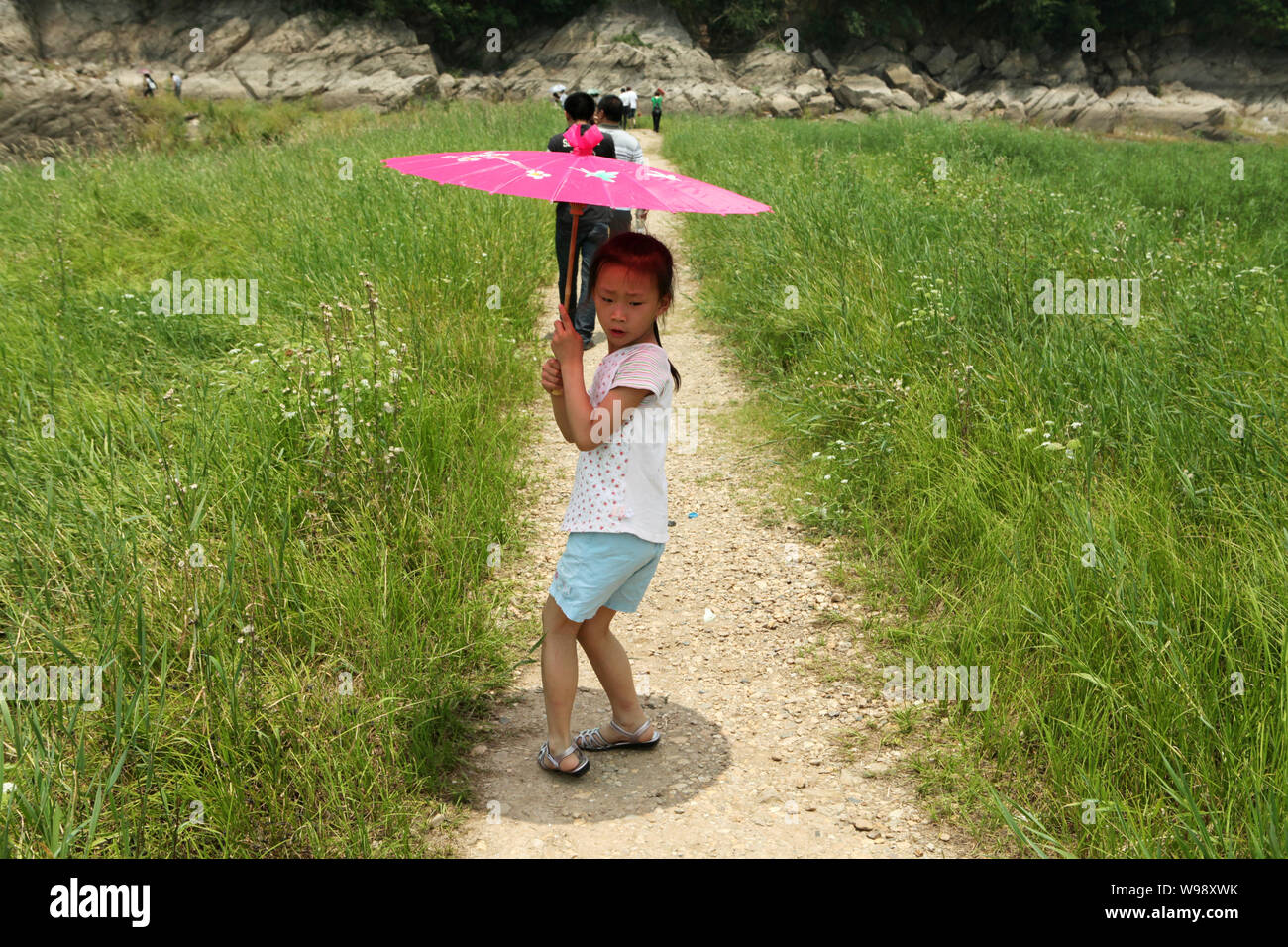 Menschen auf einer Wiese, wo das Wasser des Sees Dongting werden während einer Dürre in Yueyang Stadt Spaziergang, Zentrale China Provinz Hunan, 29. Mai 20. Stockfoto