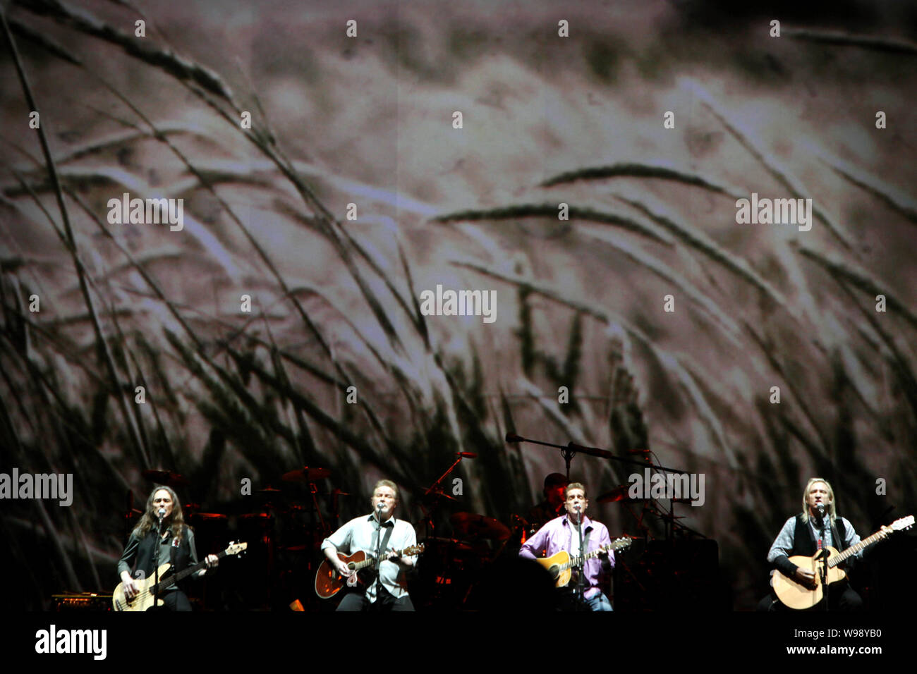 American Rock Band Eagles führt bei seinem Konzert auf der Expo Kultur Zentrum in Shanghai, China, 9. März 2011. Stockfoto