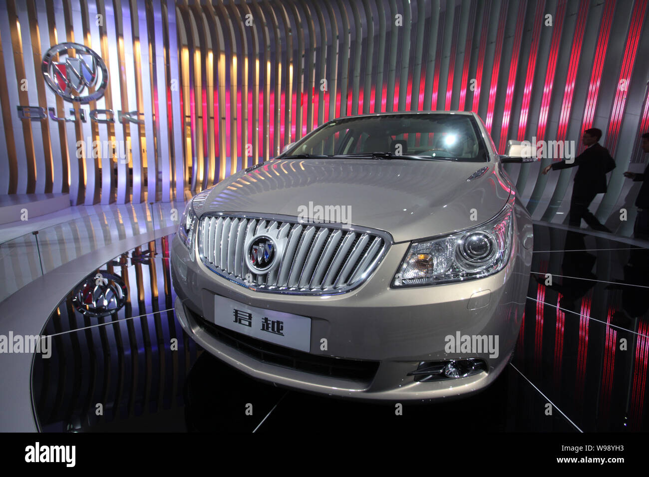 ---- Einen neuen Buick LaCROSSE von Shanghai GM, ein Joint Venture zwischen der SAIC und General Motors, wird auf dem Display während der 8. China (Guangzhou) Inte gesehen Stockfoto