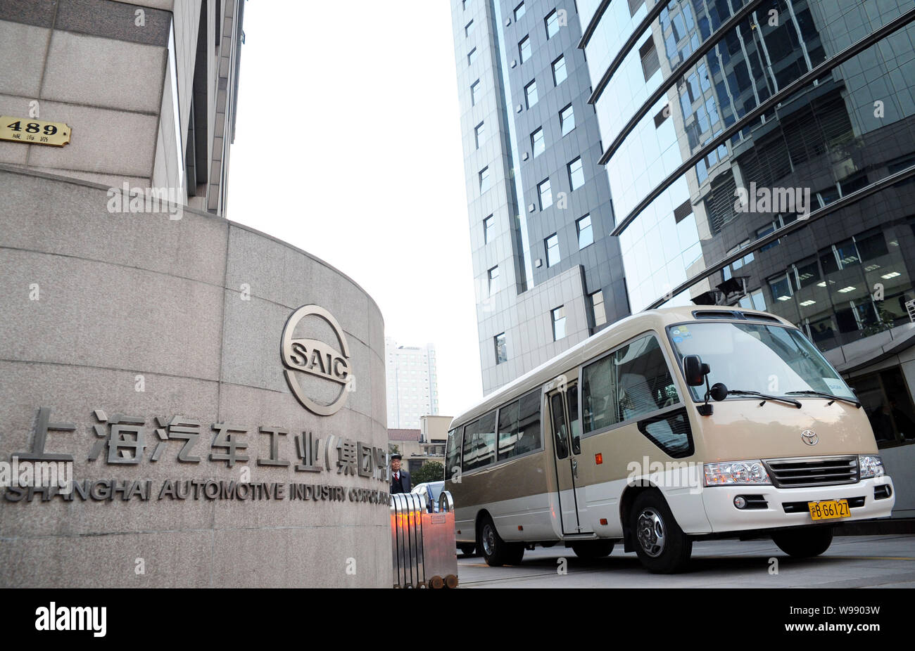 --FILE - Ein van Laufwerke aus dem Hauptquartier der SAIC (Shanghai Automotive Industry Corporation (Gruppe)) in Shanghai, China, 22. Februar 2011. SAIC M Stockfoto