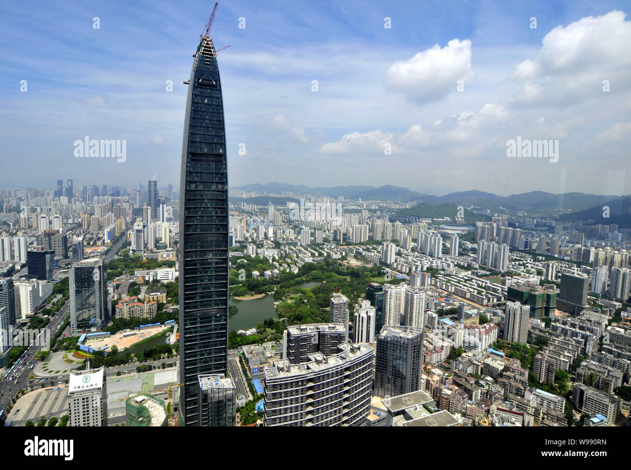 ---- Stadtbild von Shenzhen mit dem Kingkey 100 Wolkenkratzer im Bau in South China Guangdong Provinz, 12. Mai 2011. China Guangdong p Stockfoto