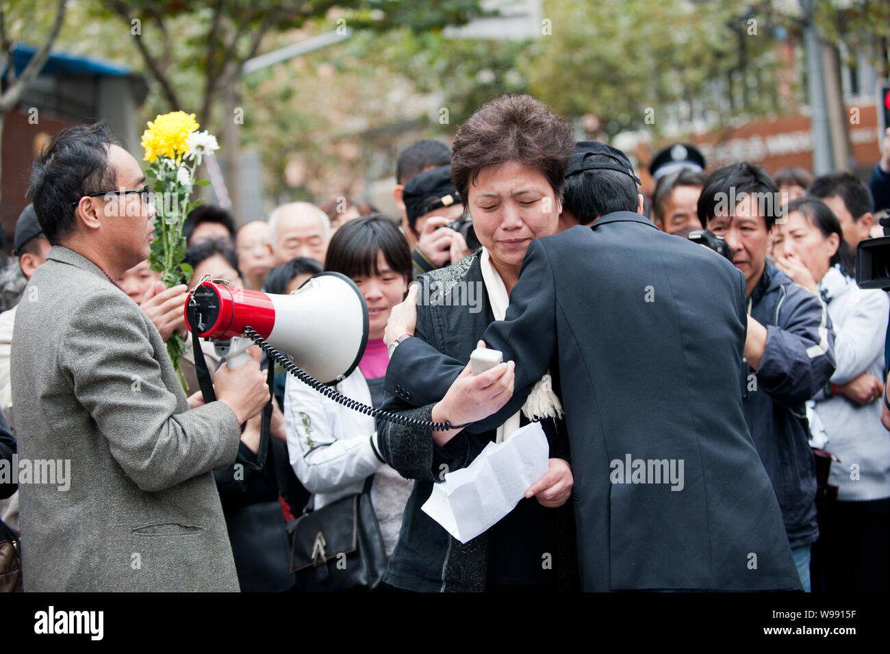 Die Verwandten der Toten während der Gebäude Feuer auf Jiaozhou Road in Weinen 2010 an der Unfallstelle in Shanghai, China, 15. November 2011. Di Stockfoto