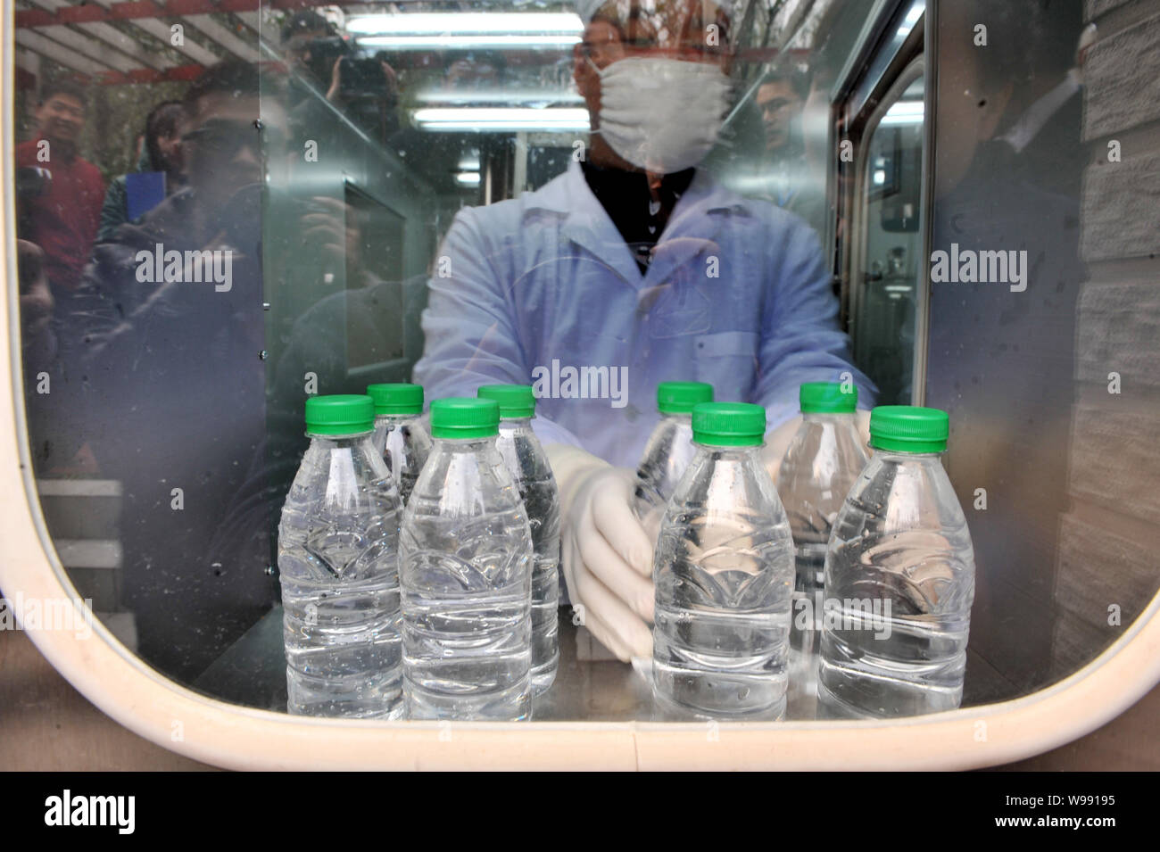 Ein Forscher bereitet Flaschen Trinkwasser aus Abwasser in einer Kläranlage in Yuzhong district, Chongqing, China umgewandelt, 16 Deze Stockfoto