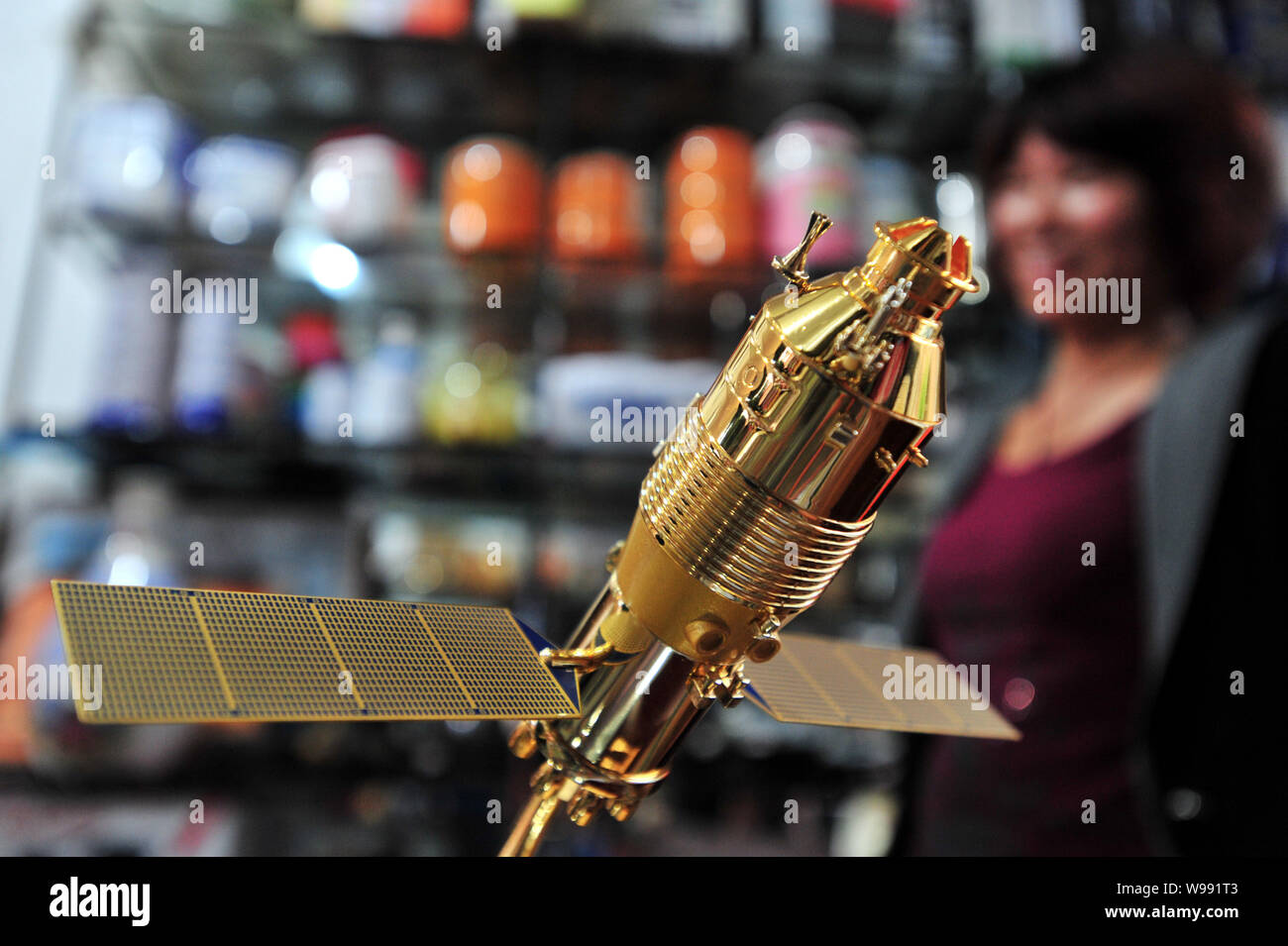 Ein Modell des Tiangong-1 Space Lab Modul ist für den Verkauf an eine Papeterie in Qingdao Stadt, East China Provinz Shandong, 28. September 2011. Souve Stockfoto