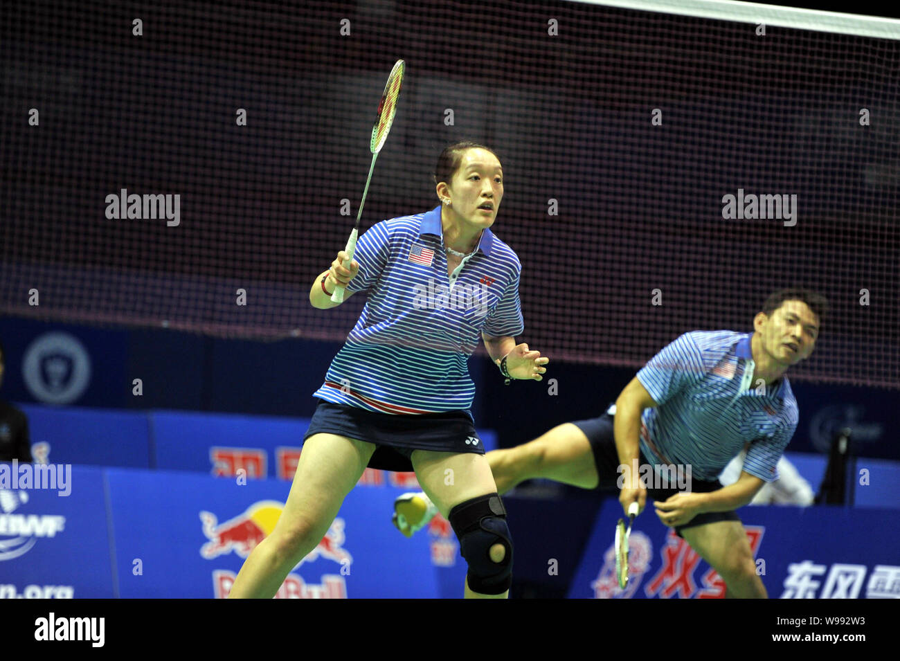 Eva Lee und Bach Howard von den USA schlug einen Schuß gegen Jacco Arends und Ilse Vaessen der Niederlande während der Gruppe 2B Spiel der 2011 Sudirman C Stockfoto