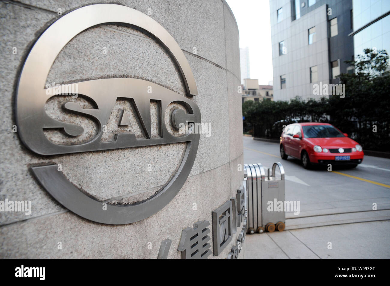---- Ein Auto fährt aus dem Hauptquartier der SAIC (Shanghai Automotive Industry Corporation (Gruppe)) in Shanghai, China, 22. Februar 2011. SAIC M Stockfoto