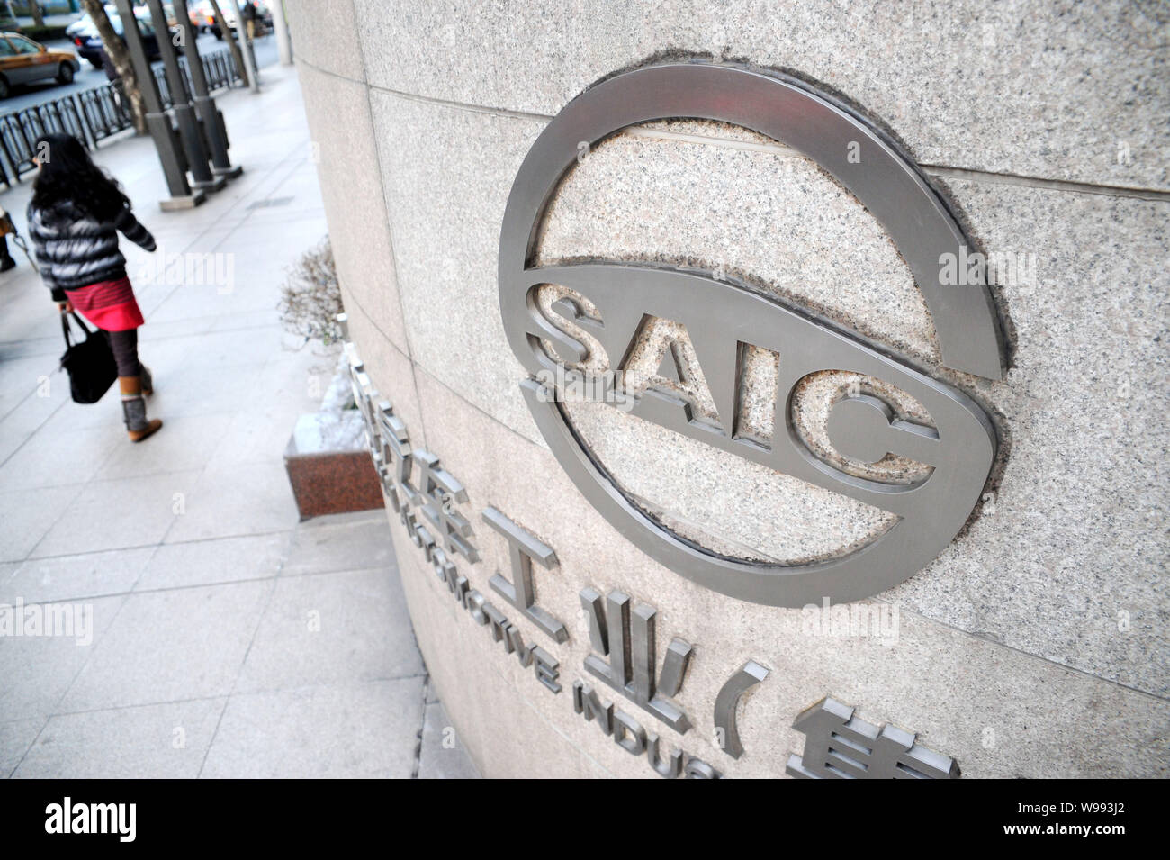 --FILE - eine Frau an der Zentrale der SAIC (Shanghai Automotive Industry Corporation (Gruppe)) in Shanghai, China, 22. Februar 2011. SAIC Mo Stockfoto