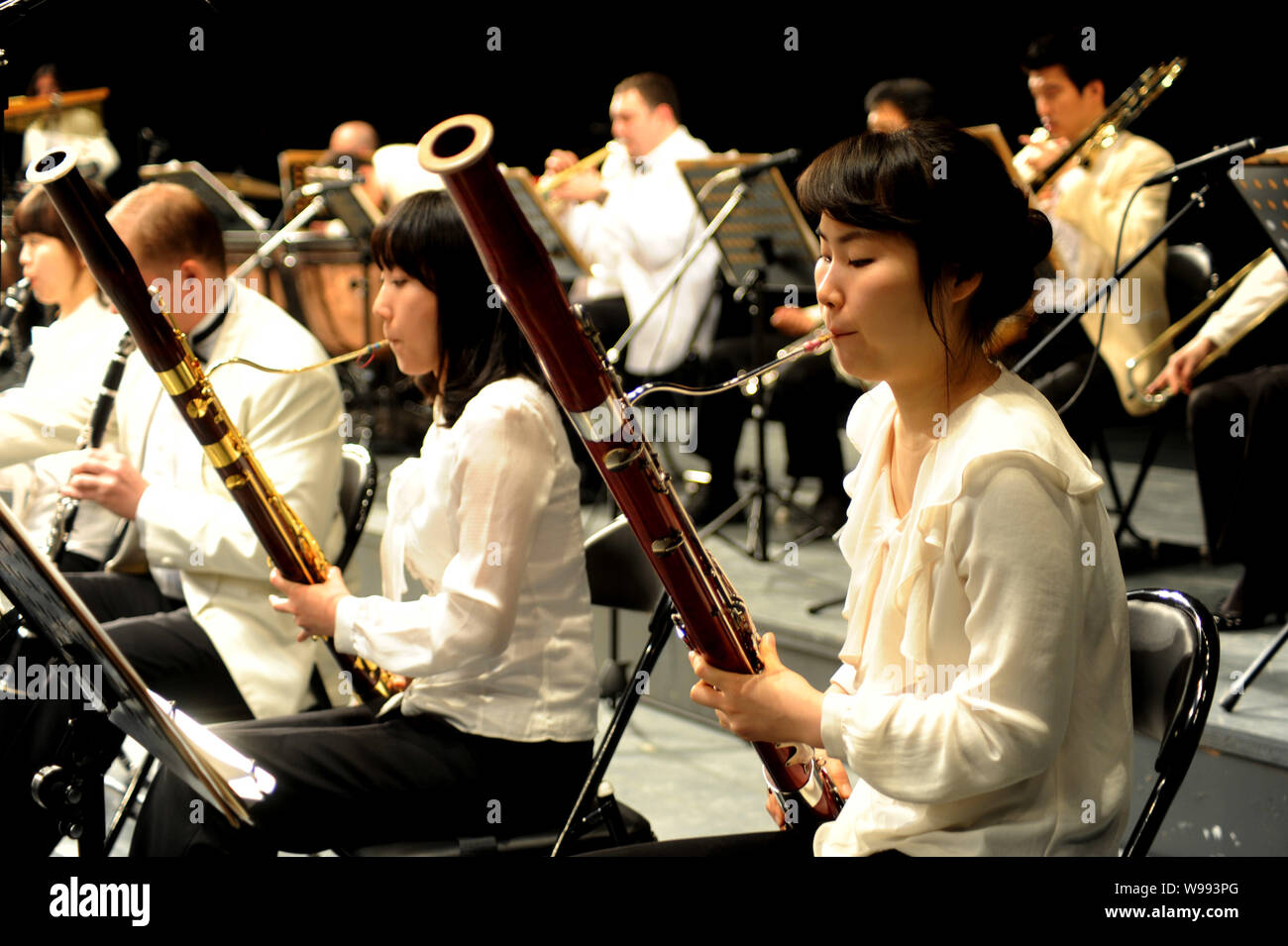 Seoul Pops Orchestra aus Südkorea führt bei einem Konzert in Lanzhou City, East China Jiangsu Provinz, 27. Februar 2011. Stockfoto