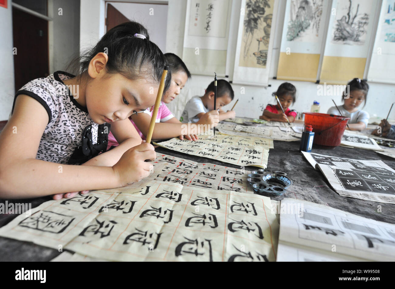 Die Schüler und Schülerinnen lernen, Kalligraphie in einer Klasse in Zhouping, East China Provinz Shandong, 29. August 2011. Kalligraphie, traditionelle Art und Weise der Aufnahme, ist grad Stockfoto