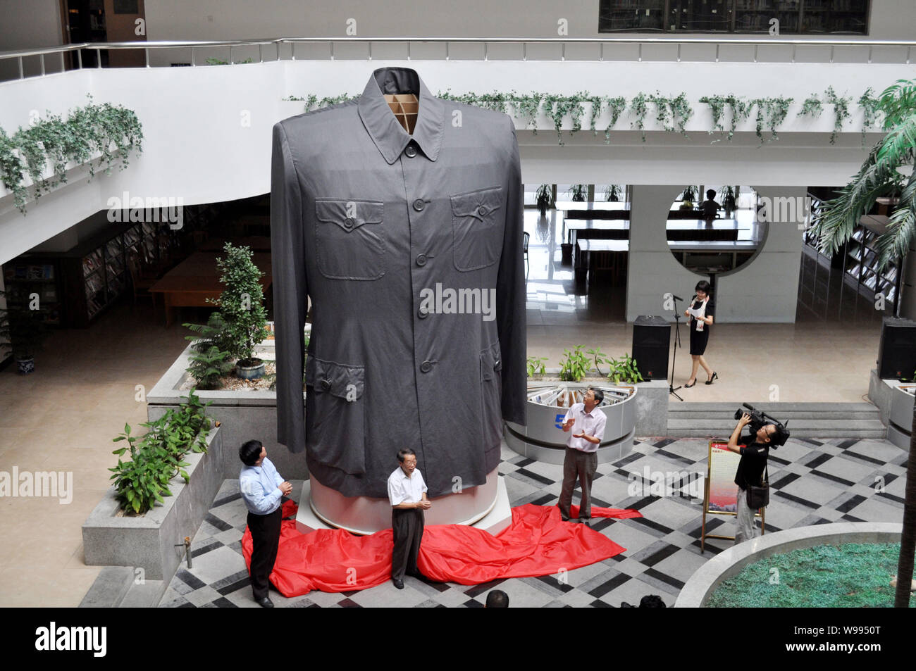 Auch einen riesigen chinesischen Tunika, bekannt als der Sun Yat-sen, wird dargestellt, während eine enthüllungsfeier an der Zhejiang Textil & Mode Hochschule in Ningb Stockfoto