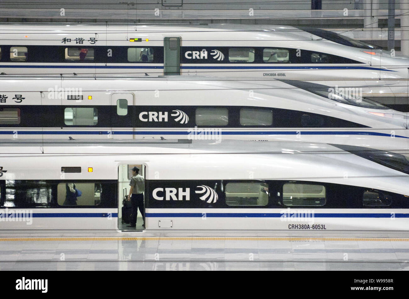 CRH380 A bullet Züge sind auf dem Bild vom Bahnhof Shanghai Hongqiao in Shanghai, China, 19. August 2011. Shanghais rail Präsidium abgesagt 18 da Stockfoto