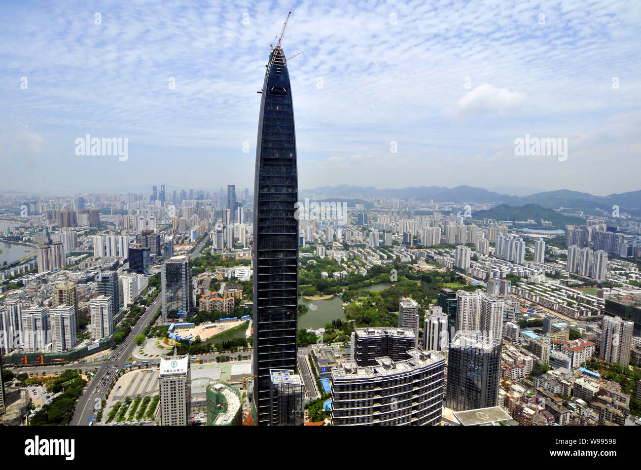 ---- Stadtbild von Shenzhen mit dem Kingkey 100 Wolkenkratzer im Bau in South China Guangdong Provinz, 12. Mai 2011. China Guangdong p Stockfoto