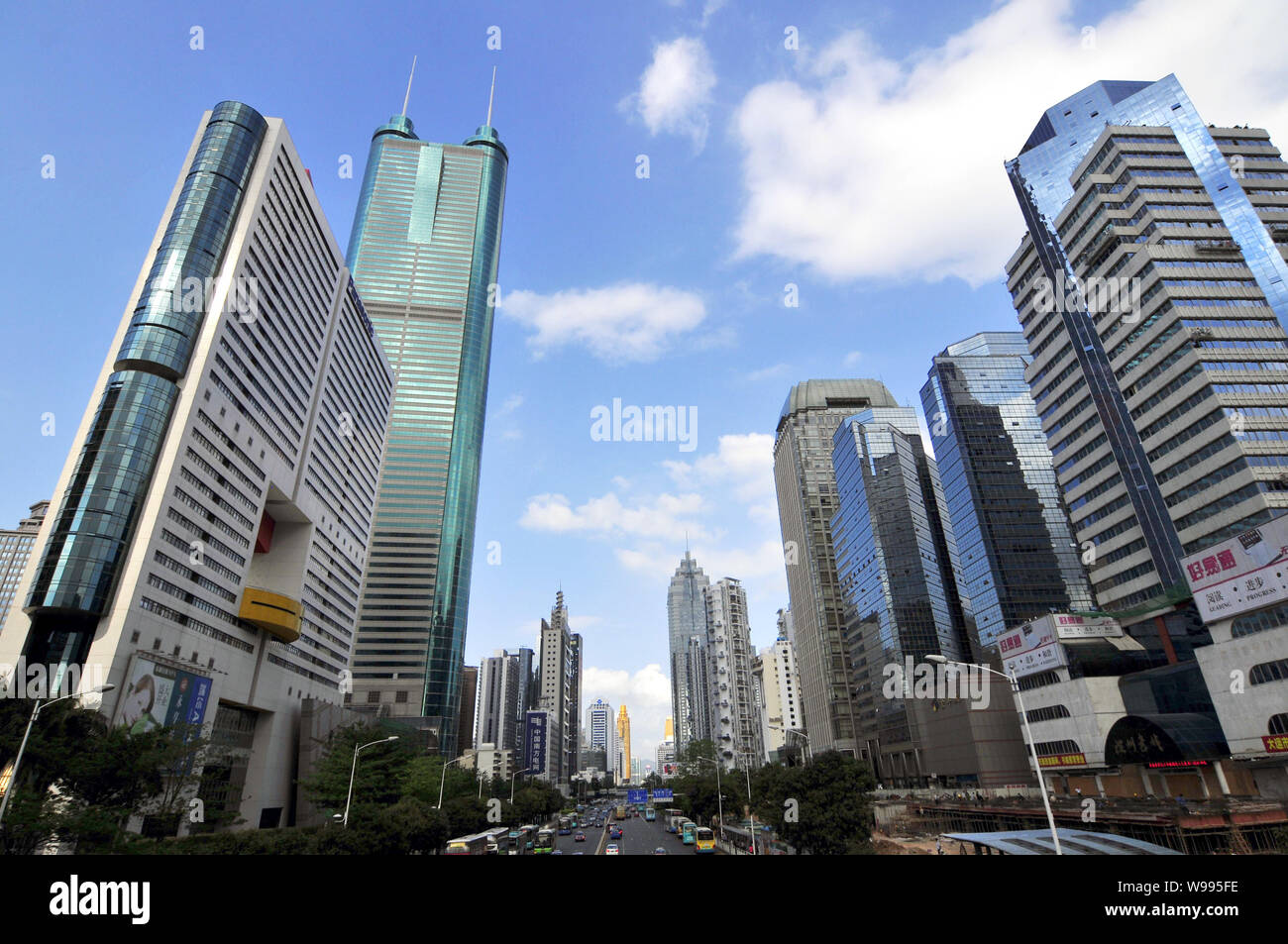 ---- Blick auf hohes Bürogebäude in Shenzhen City, South China Guangdong Provinz, 9. Mai 2011. China Guangdong Provinz sagte Montag (14. Stockfoto