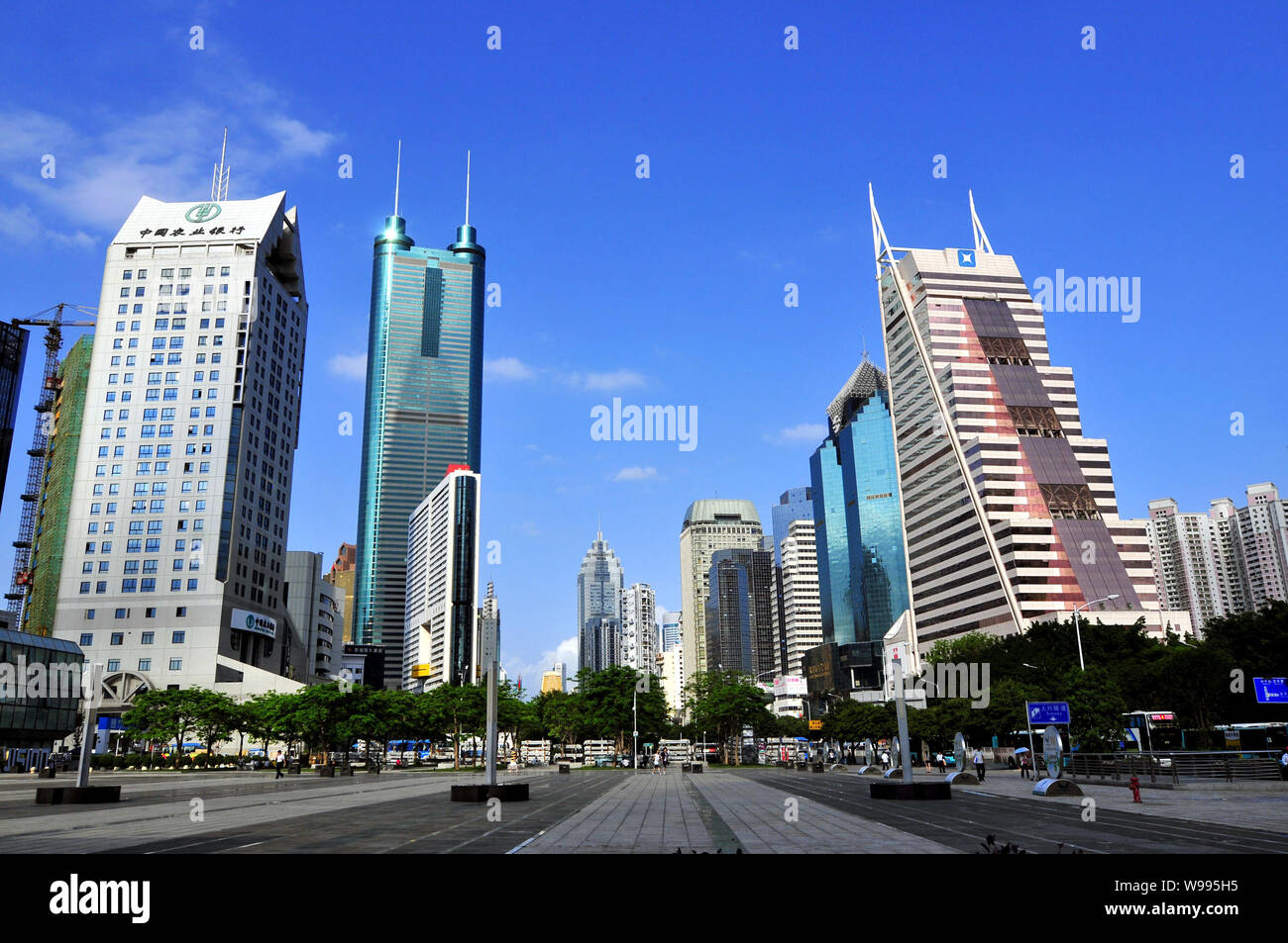 ---- Blick auf hohes Bürogebäude in Shenzhen City, South China Guangdong Provinz, 9. Mai 2011. China Guangdong Provinz sagte Montag (14. Stockfoto