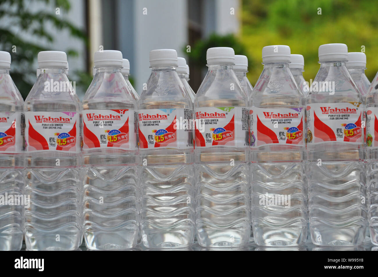 ------ Flaschen Wahaha gereinigtes Wasser sind für den Verkauf in einem Supermarkt in Shuichuan, East China Provinz Jiangxi, 25. August 2010. China trinken Ich Stockfoto