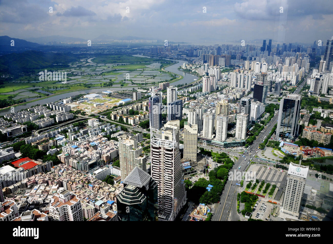 --FILE -- Darstellung von Clustern von Wolkenkratzern, Hochhaus Büro- und Wohngebäuden Mehrfamilienhäusern in Shenzhen City, South China Guangdong Provinz, 11 Au Stockfoto