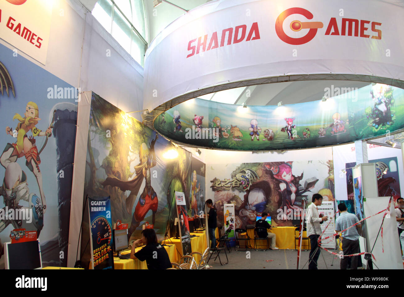 ---- Besucher abgebildet sind auf dem Stand von Shanda Games während einer Ausstellung in Changsha, Provinz Hunan, China, 11. September 2010. Chin Stockfoto