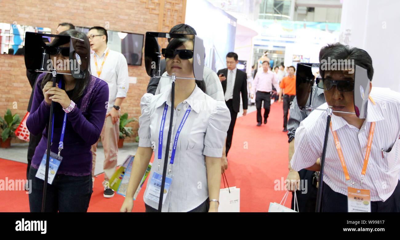 Besucher beobachten, 3D-Grafik auf dem Stand von Murata während die China Hi-Tech Fair 2011 in Shenzhen City, South China Guangdong Provinz, 16. November 201 Stockfoto