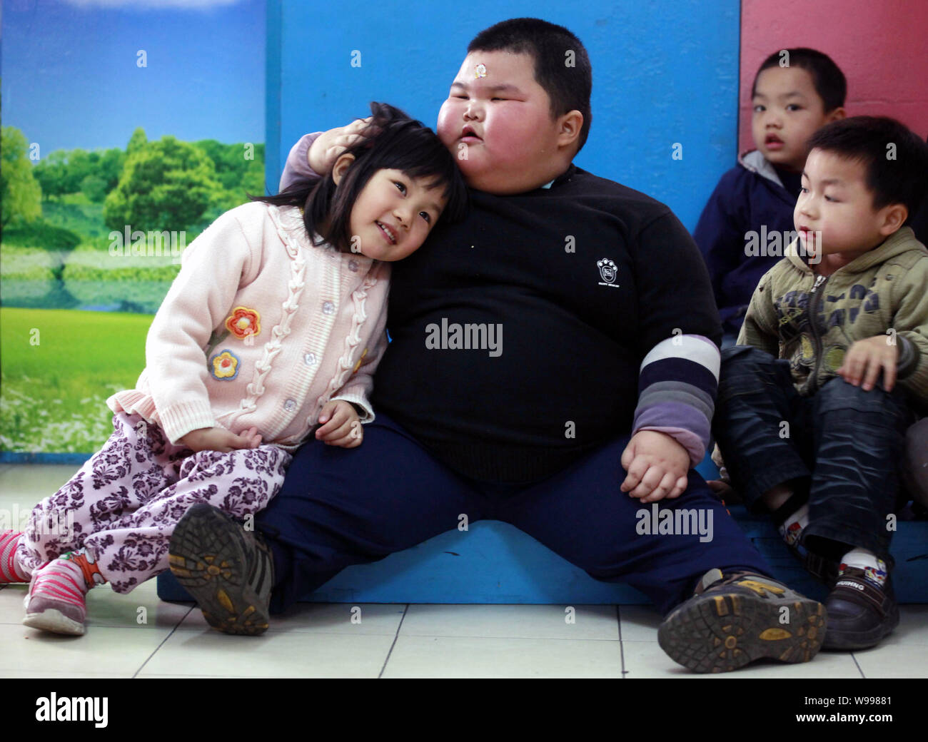 Das fetteste Kind, Lu Zhihao, dargestellt mit seinen Klassenkameraden am Kindergarten in Foshan, südost China Guangdong Provinz, 29. März 2011. Lu Stockfoto