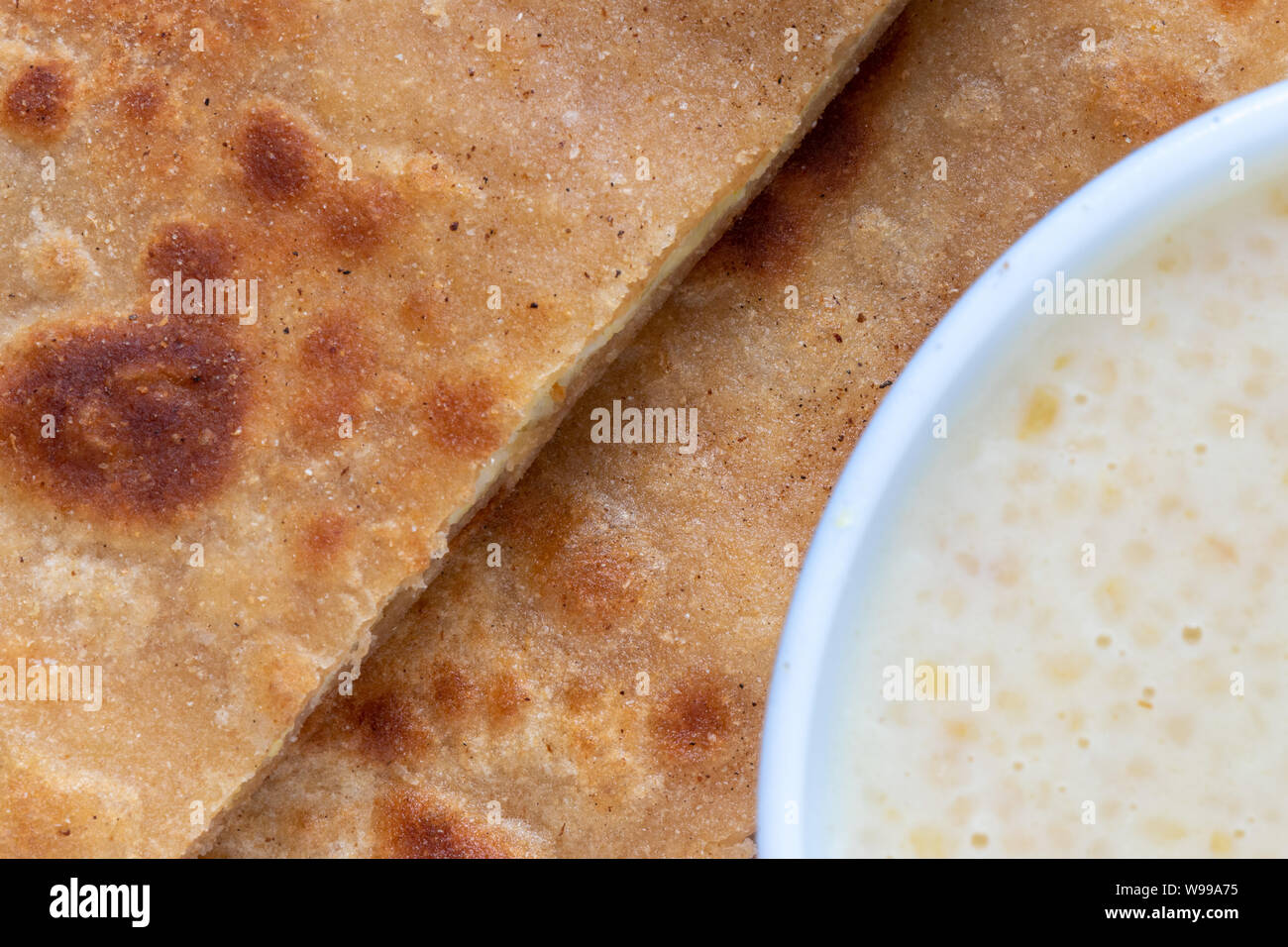 Ei Paratha mit Dalia oder Daliya, Müsli essen Wissen als Bulgur in Milch gekocht serviert mit Ei gefüllte Paratha oder Indische gefülltes Brot mit Ei oder gebraten Stockfoto