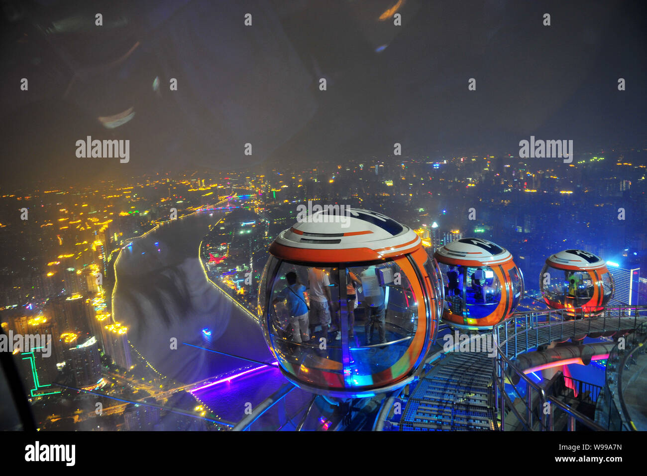 Touristen im Riesenrad auf dem Kanton Tower mit Blick auf den nächtlichen Blick in Guangzhou, Süd China Guangdong Provinz, 17. September 2011. Stockfoto