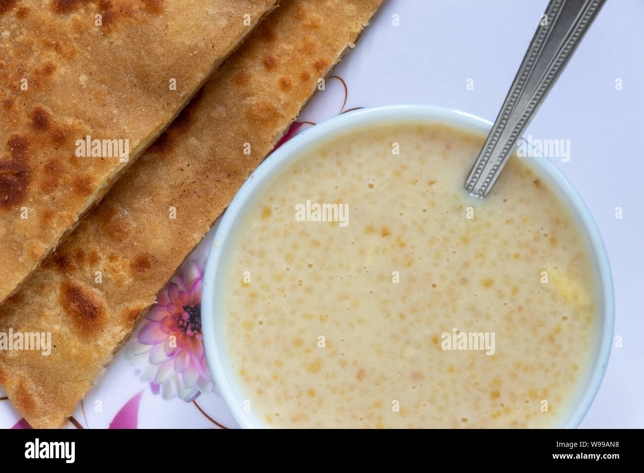 Ei Paratha mit Dalia oder Daliya, Müsli essen Wissen als Bulgur in Milch gekocht serviert mit Ei gefüllte Paratha oder Indische gefülltes Brot mit Ei oder gebraten Stockfoto