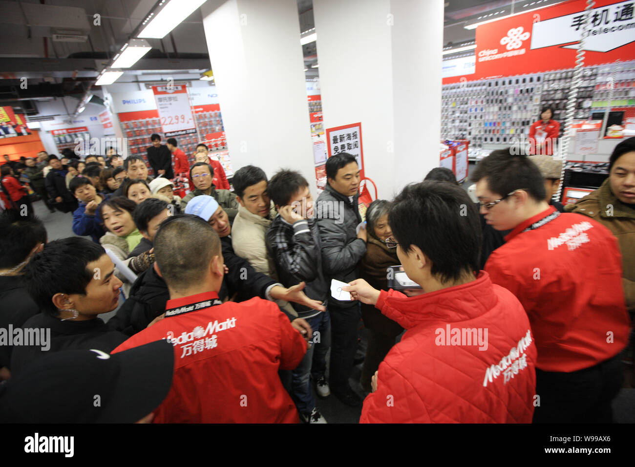 Kunden und Mitarbeiter sind in einem Media Markt in Shanghai, China, 9. Dezember 2011 gesehen. Germanys Metro AG, der weltweit drittgrößte Einzelhändler, ist ac Stockfoto