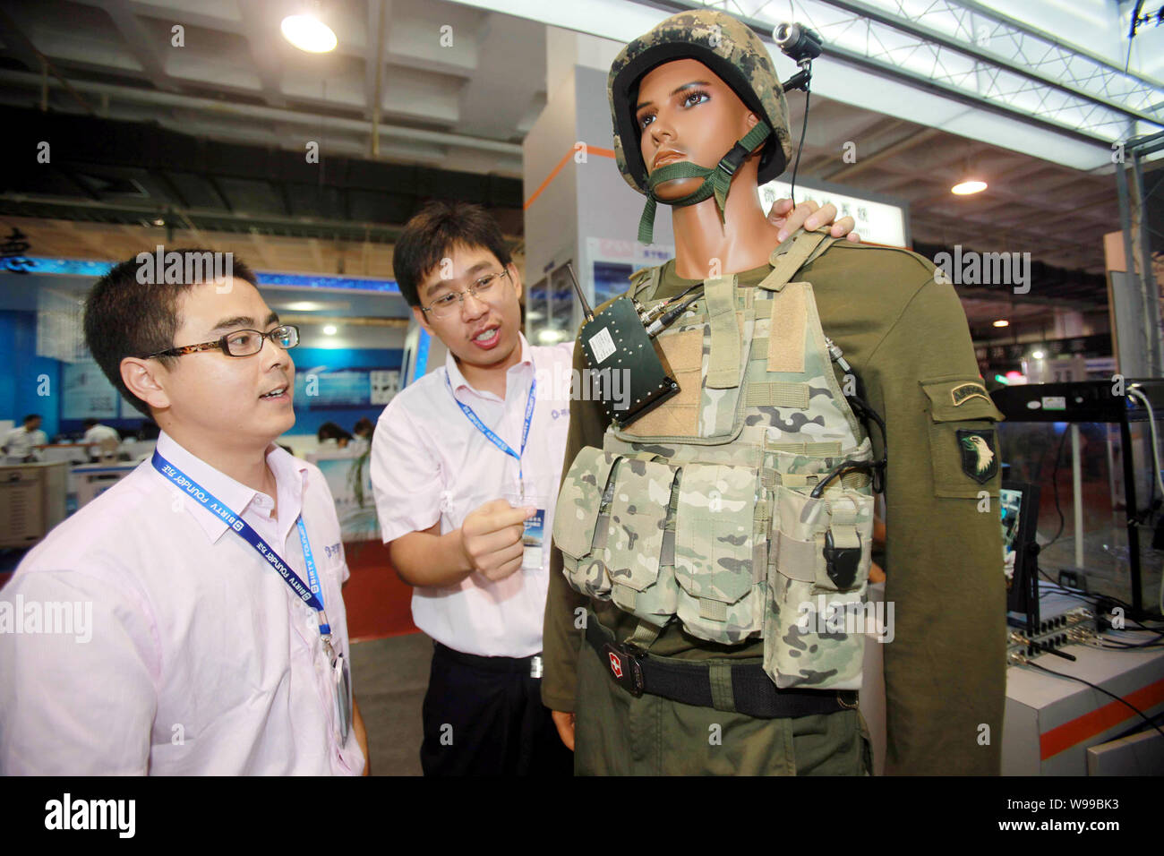 Chinesische Arbeiter Test im Freien drahtlosen Übertragungssystem während des 20 Beijing International Radio, TV und Film Equipment 2011 Ausstellung, bekannt Stockfoto