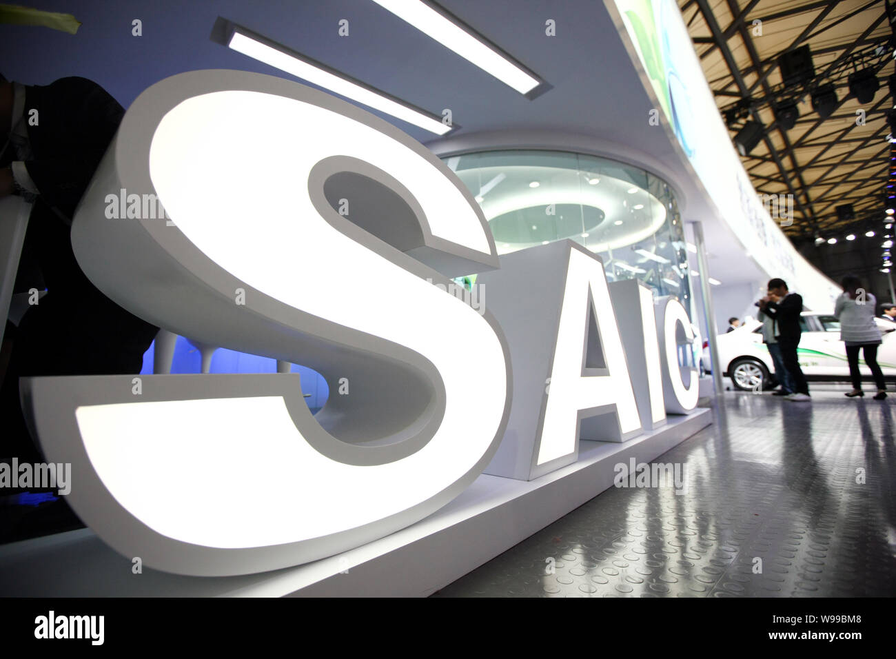 Besucher Blick auf Autos auf dem Stand der SAIC (Shanghai Automotive Industry Corporation (Gruppe)) Am 14. Shanghai internationalen Automobilindustrie E Stockfoto