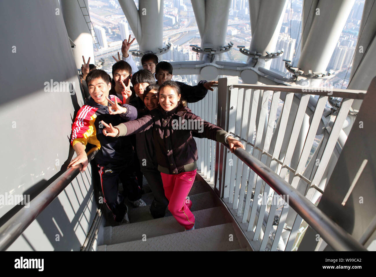 Die Besucher gehen auf der Treppe, als Spider bekannt zu Fuß, auf dem Canton Tower in Guangzhou City, South China Guangdong Provinz, 20. Januar Stockfoto
